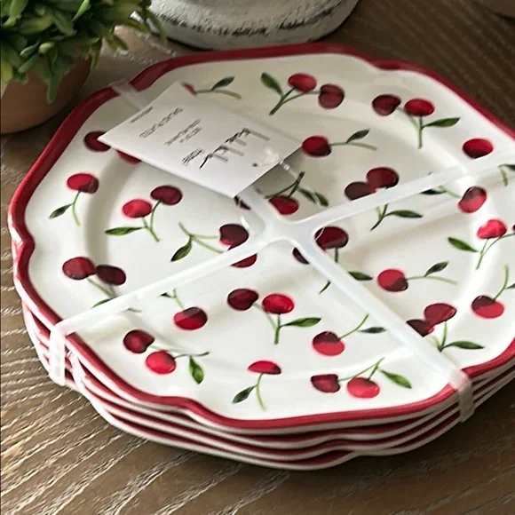 NEW! Set/4 Vintage Inspired Outdoor Melamine Red & White Cherry Scalloped Plates - Picture 4 of 6